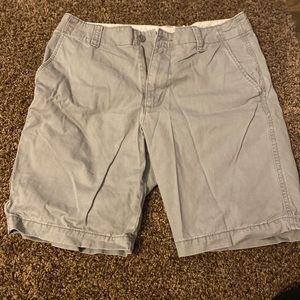 Mens Old Navy lived in straight shorts. Size 32